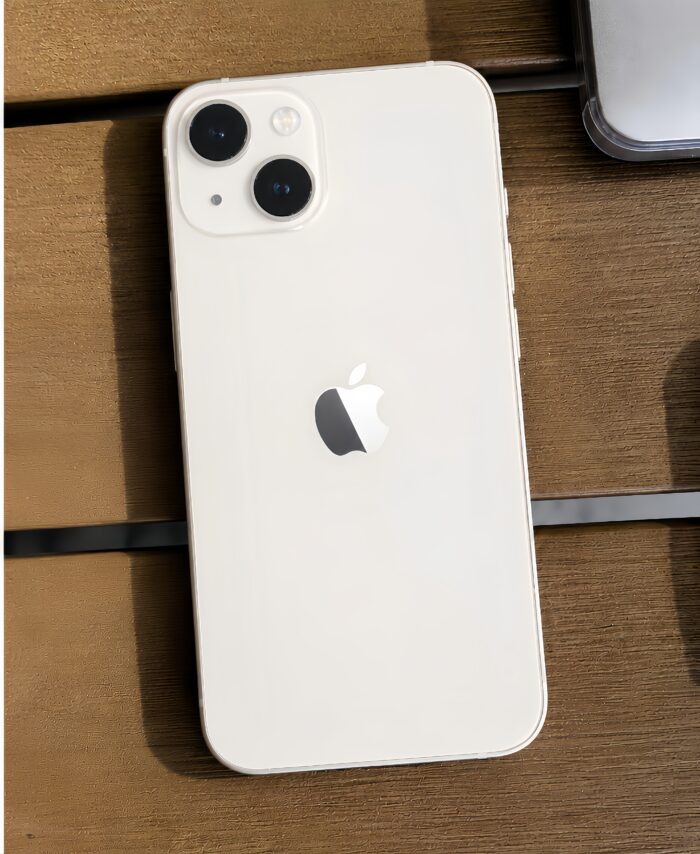 iPhone 14 blanco fondo madera