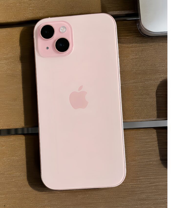 iPhone 15 rosa fondo mesada