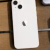 iPhone 15 blanco fondo madera