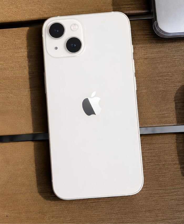 iPhone 15 blanco fondo madera