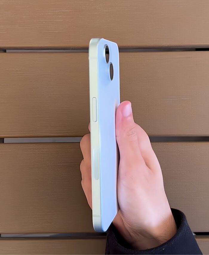 iPhone 15 celeste borde