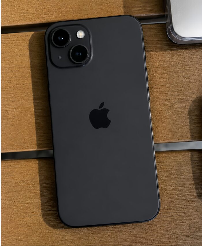 iPhone 15 negro fondo madera