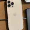 iPhone 13 Pro dorado fondo madera