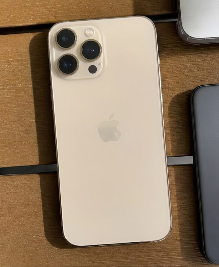iPhone 13 Pro dorado fondo madera