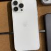 iPhone 13 Pro blanco fondo madera