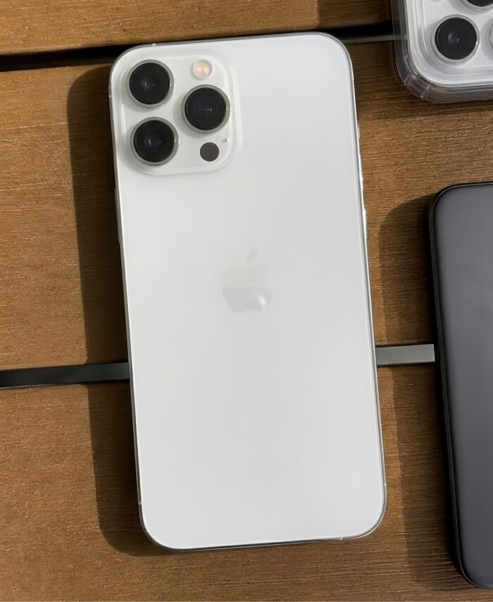 iPhone 13 Pro blanco fondo madera