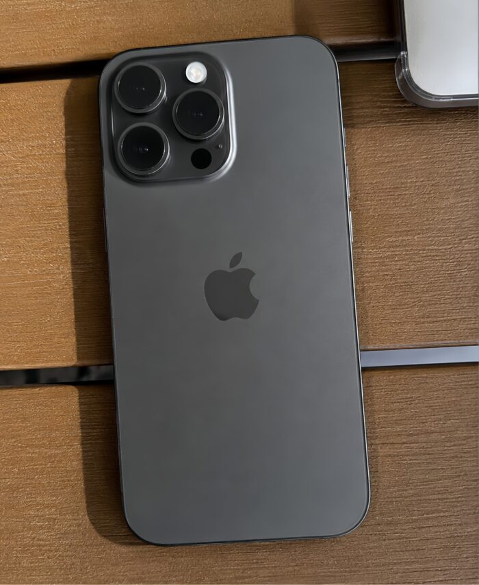 iPhone 13 Pro negro fondo madera