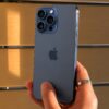 iPhone 15 Pro Max azul fondo madera