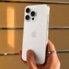iPhone 15 Pro Max blanco fondo madera