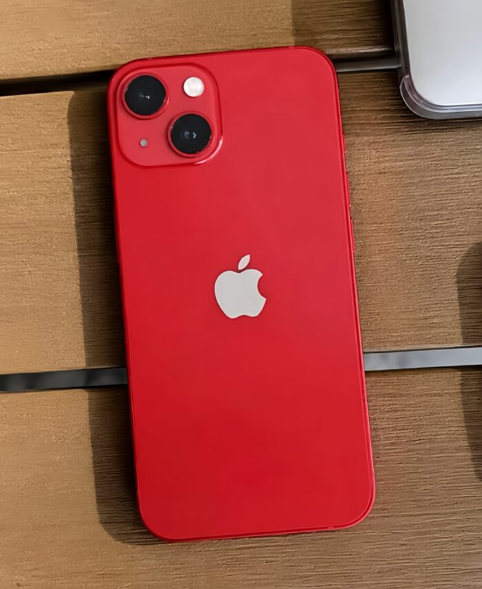 iPhone 13 rojo mesa madera