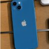 iPhone 13 azul fondo madera