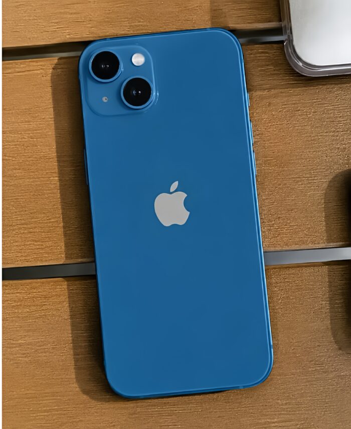 iPhone 13 azul fondo madera