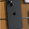 iPhone 13 fondo madera negro