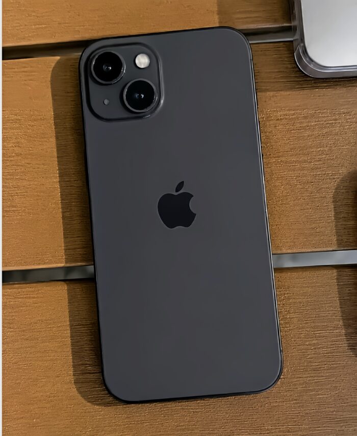 iPhone 13 fondo madera negro