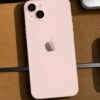 iPhone 13 rosa fondo madera