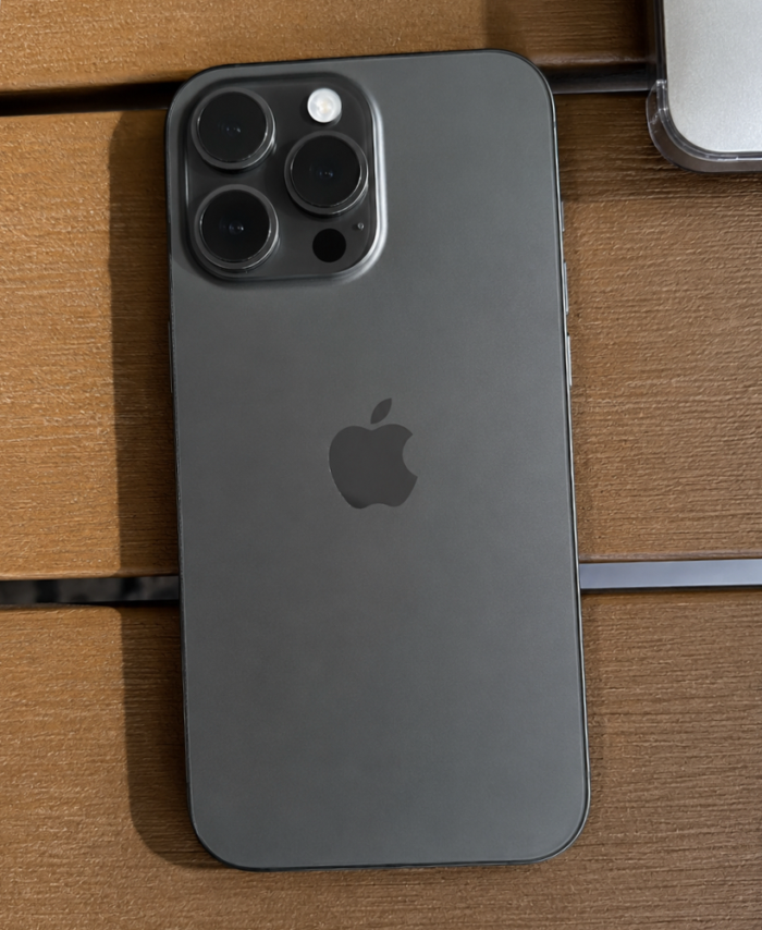 iPhone 15 Pro negro parte trasera