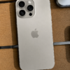 iPhone 15 Pro gris fondo madera