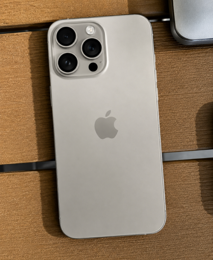 iPhone 15 Pro gris fondo madera