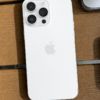 iPhone 15 Pro blanco fondo madera