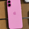 iPhone 16 rosa fondo madera