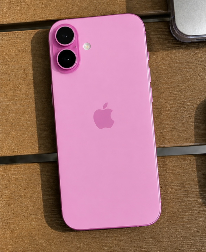 iPhone 16 rosa fondo madera