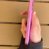 iPhone 16 rosa fondo madera