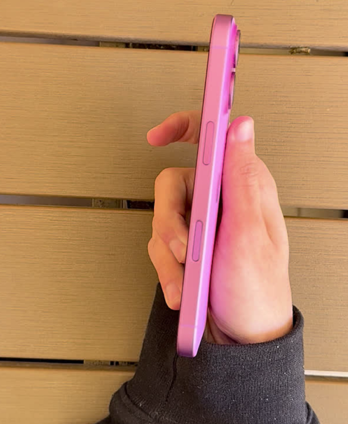 iPhone 16 rosa fondo madera