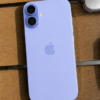 iPhone 16 azul fondo madera