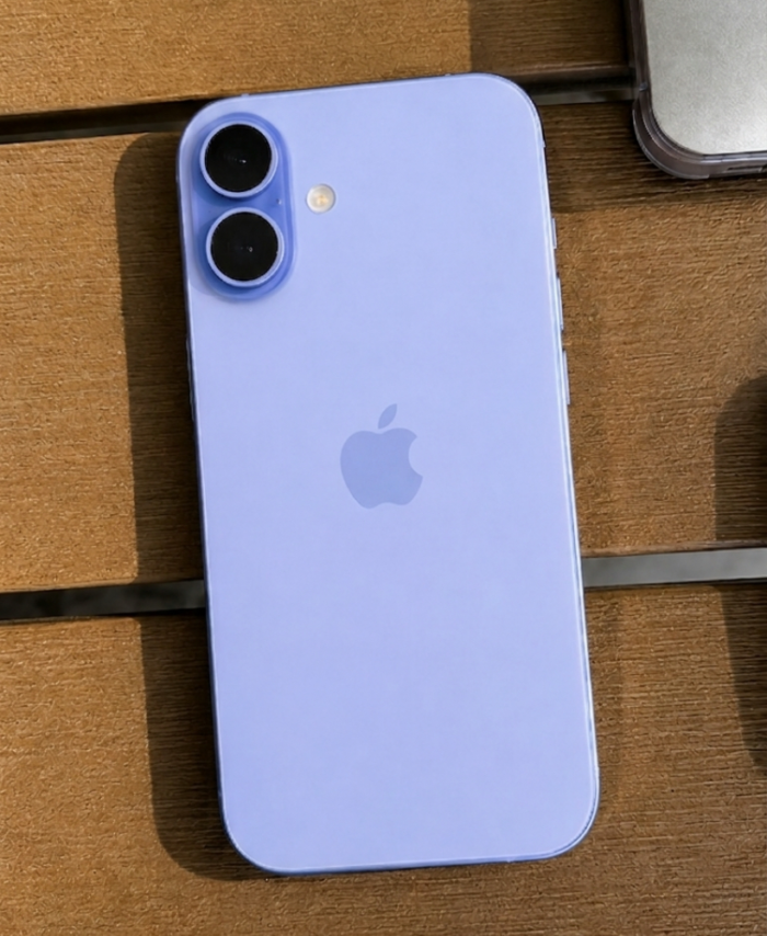 iPhone 16 azul fondo madera