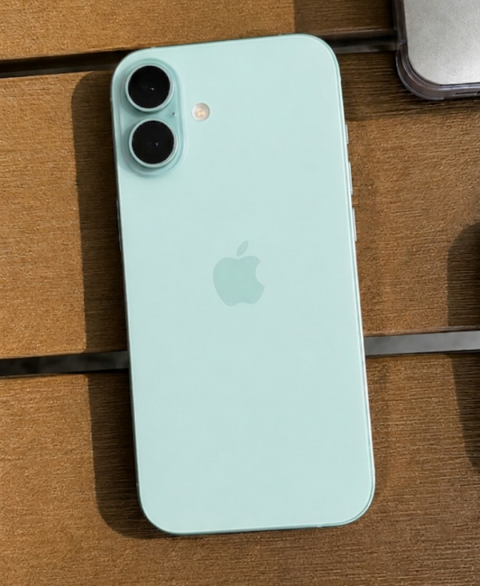 iPhone 16 verde agua fondo madera