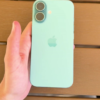 iPhone 16 verde agua fondo madera