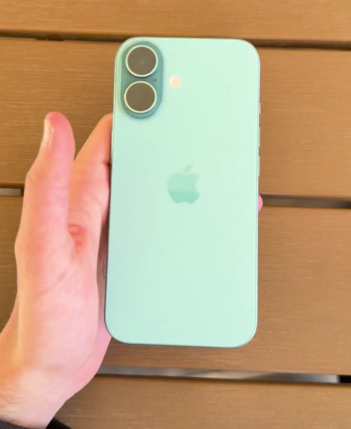 iPhone 16 verde agua fondo madera