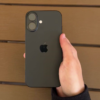 iPhone 16 negro fondo madera