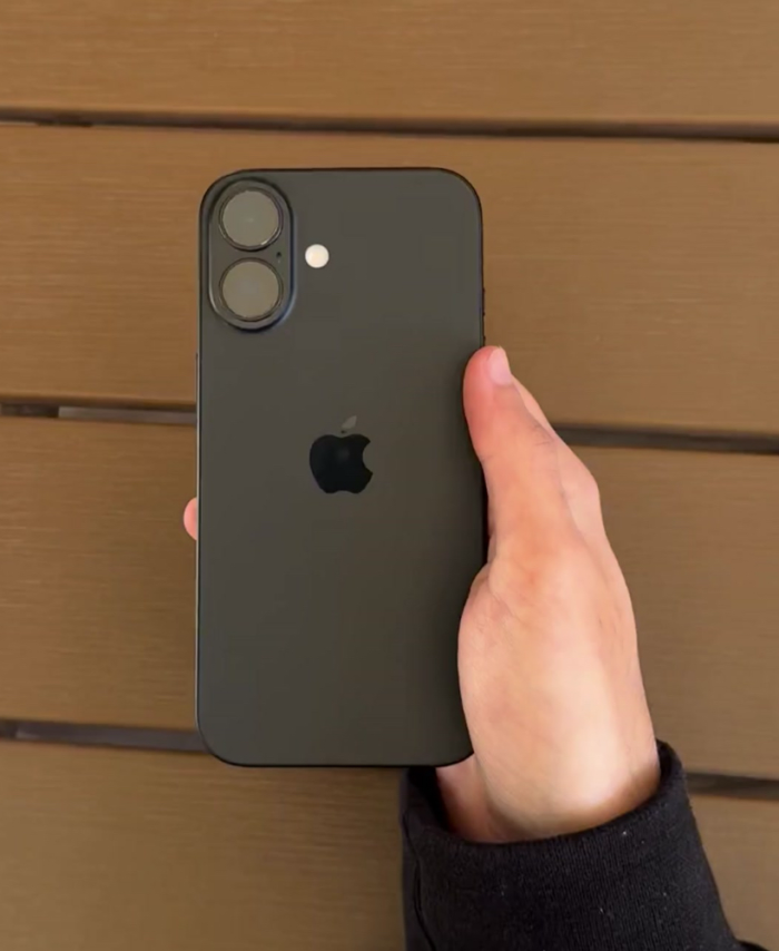 iPhone 16 negro fondo madera