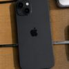 iPhone 14 negro fondo madera