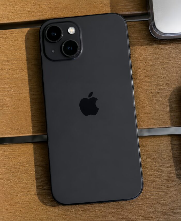 iPhone 14 negro fondo madera