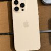 iPhone 14 Pro dorado fondo madra