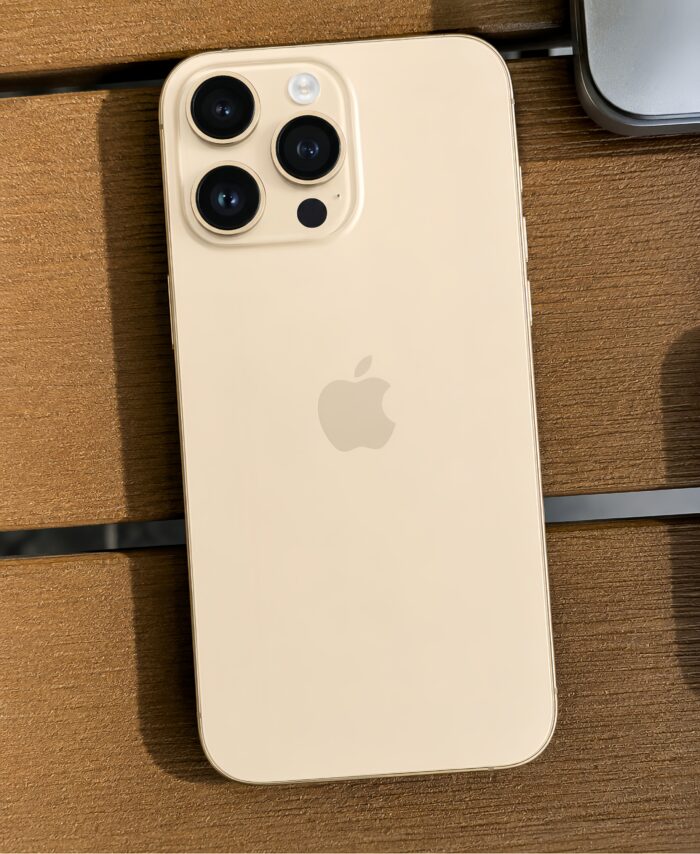 iPhone 14 Pro dorado fondo madra