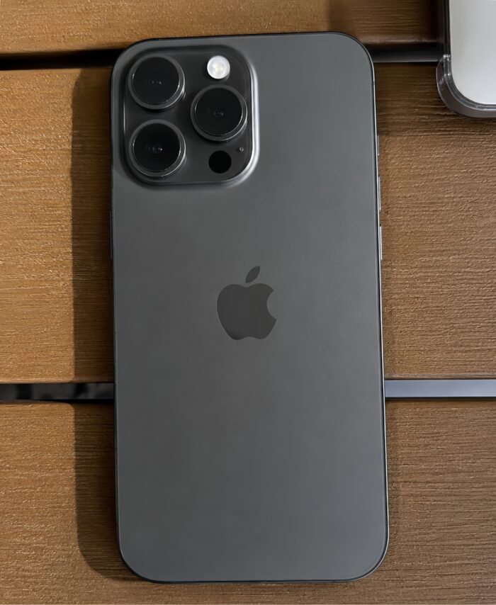 iPhone 14 Pro negro fondo madera