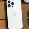 iPhone 14 Pro blanco fondo madera