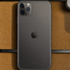 iPhone 11 pro negro fondo madera