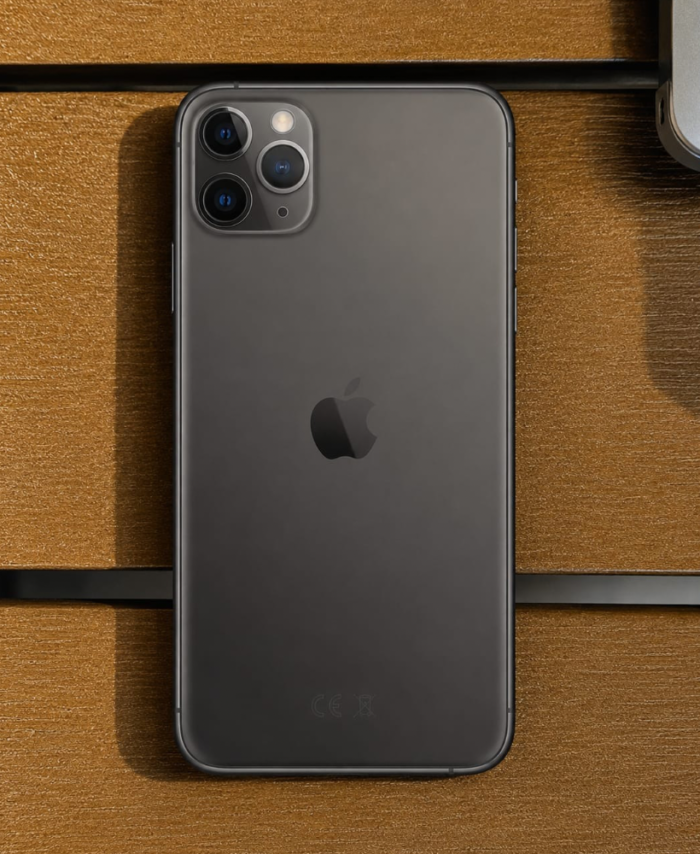 iPhone 11 pro negro fondo madera