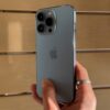 iPhone 13 Pro celeste fondo madera