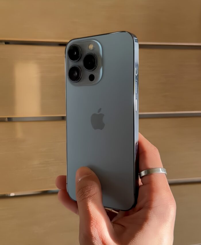 iPhone 13 Pro celeste fondo madera