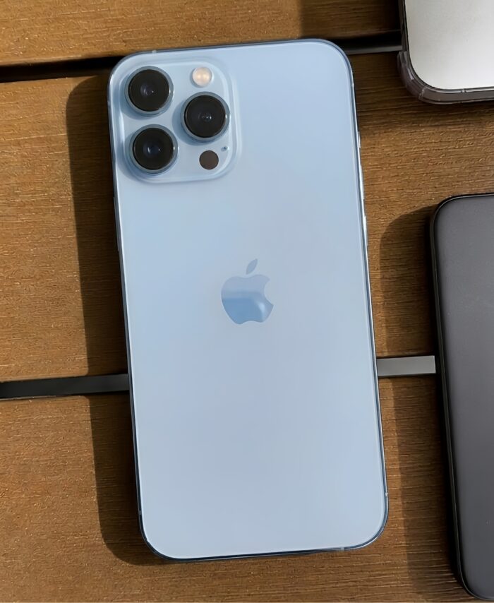 iPhone 13 Pro celeste fondo madera