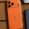 iPhone 17 naranja fondo madera