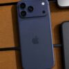iPhone 17 azul fondo madera
