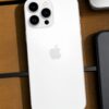 iPhone 16 Pro Max Blanco fondo madera