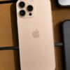 iPhone 16 Pro Max Dorado fondo madera