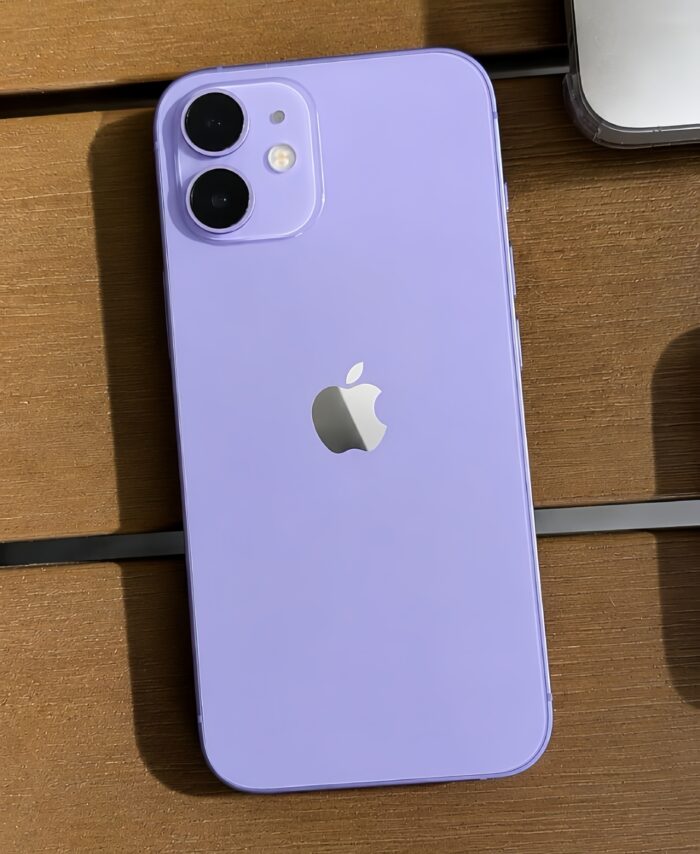 iPhone 12 lila fondo madera